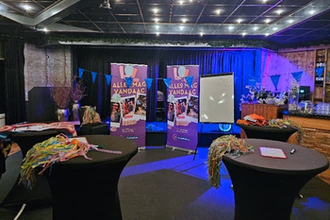 Decor van de spelshow Alles Mag Vandaag bij een bedrijfsuitje