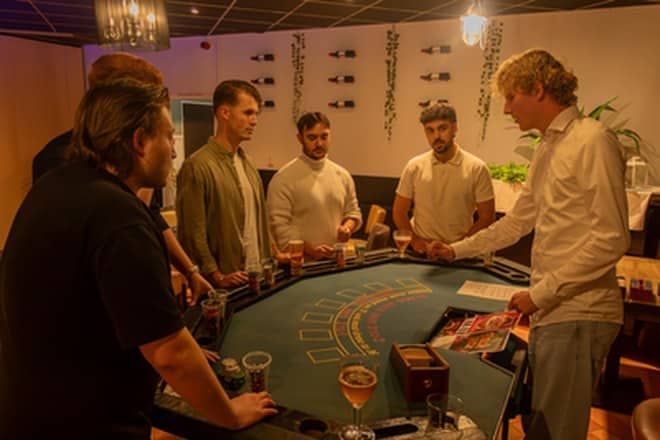 Croupier aan de speeltafel tijdens een Casino Night bij Condao