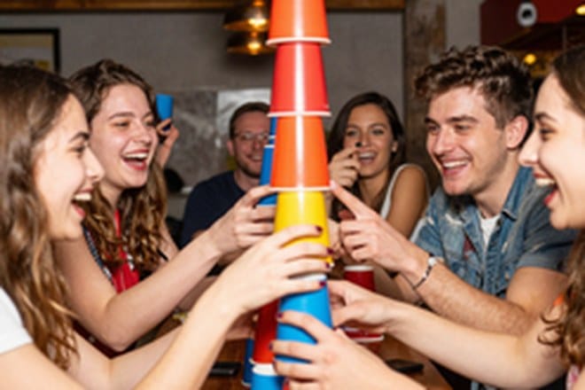 Teams bouwen een toren tijdens de spelshow De Alleskunner