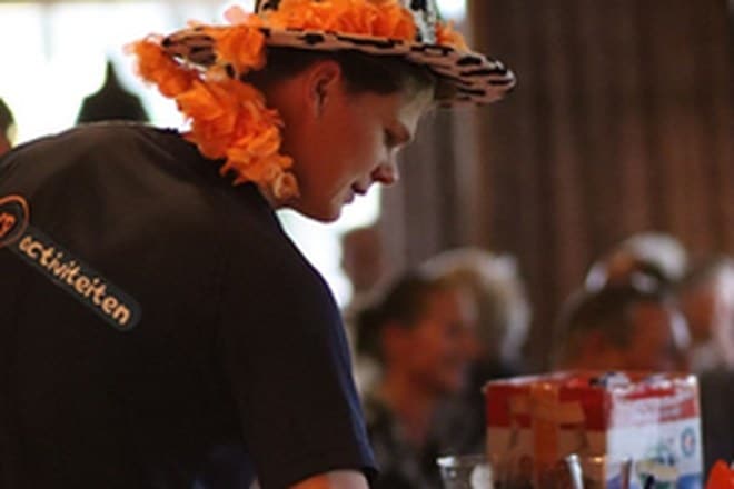Quizmaster leidt de spelshow Ik hou van Holland tijdens een groepsuitje
