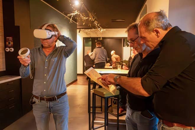 Deelnemer met VR-bril speelt de teamgame La Casa de Papel