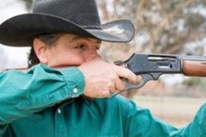 Westernavond themafeest met cowboyhoed en boogschieten